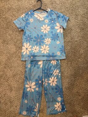Ekouaer Women’s Capri Pajama Set Size Large -Blue Daisy Floral- Soft 2pc PJs